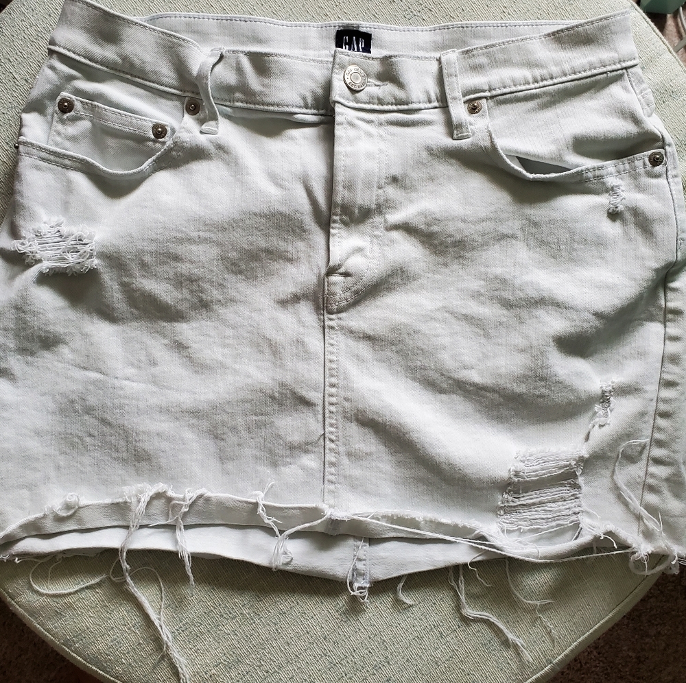 🌵GAP White Distressed Denim Skirt Sz. 28